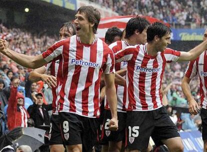 Los jugadores del Athletic celebran uno de sus goles ante el Villarreal