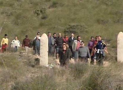 Familiares y amigos de María Dolores Yeste Herrera rastrean la sierra del Maigmó.