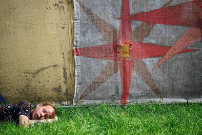 Un asistente descansa durante el Festival de Glastonbury.