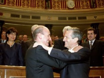 Miquel Roca y Adolfo Su&aacute;rez se saludan en un acto en el Congreso en 2001. 