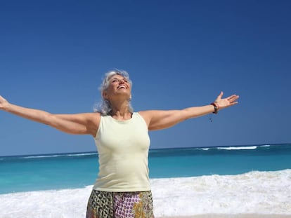 Una mujer disfrutando de su tiempo.