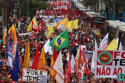 Multidão protesta em São Paulo, nesta quarta.