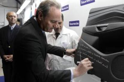 Fotografía facilitada por la Generalitat valenciana de la visita que ha realizado el presidente Fabra a la planta de la empresa de equipamiento para automóviles Faurencia, que fabricará componentes de interior para abastecer a la PLanta de Ford en Almussafes y que hoy se ha inaugurado.