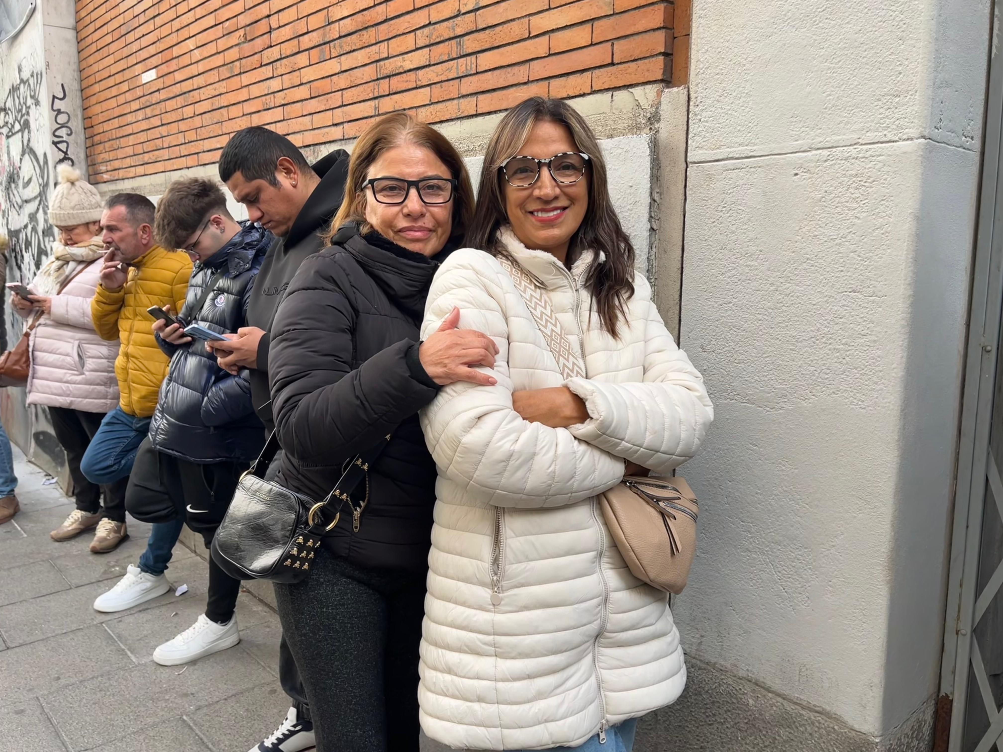Roxana Núñez (izquierda) y su hermana, Carmen Núñez, compran su décimo en Doña Manolita hace 32 años, después de recibir su primer billete de lotería como regalo de una antigua jefa.