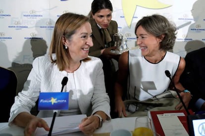 La presidenta del Congreso de los Diputados, Ana Pastor, con la ministra de Agricultura, Isabel García Tejerina.