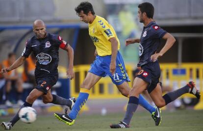 Valerón pelea un balón con Manuel Pablo.