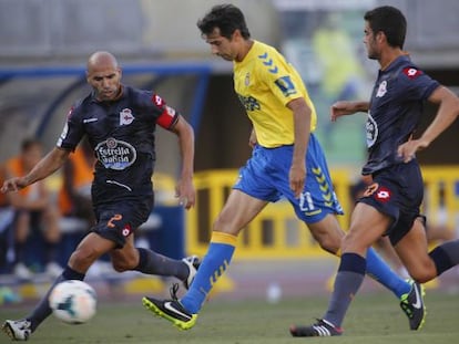 Valer&oacute;n pelea un bal&oacute;n con Manuel Pablo. 