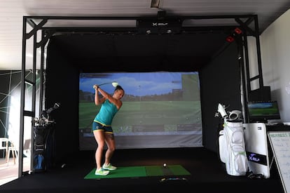 La boxeadora australiana Shelley Watts juega a golf de interior en una sala de recreación antes de su entrenamiento, en Río de Janeiro (Brasil).
