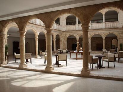 Patio del hotel Palacio del Infante Don Juan Manuel.
