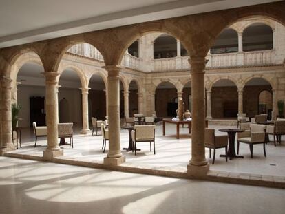 Patio del hotel Palacio del Infante Don Juan Manuel. 