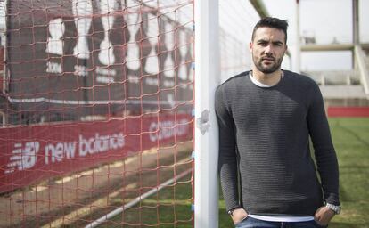 Iborra posa en la ciudad deportiva del Sevilla.