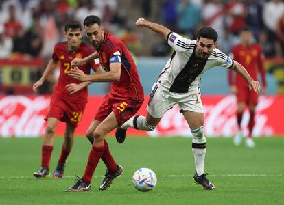 Busquets disputa el balón con Gundogan durante el partido entre España y Alemania.