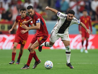 Busquets disputa el balón con Gundogan durante el partido entre España y Alemania.