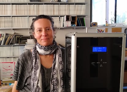 La investigadora Arantza Eiguren, con un aparato similar al utilizado para capturar los coronavirus, el miércoles, en Berkeley (EE UU).