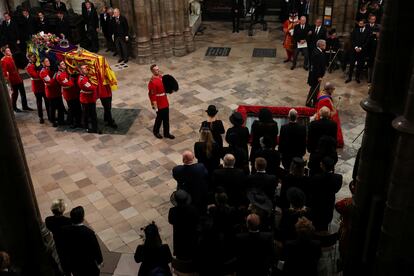 El féretro de Isabel II llegaba este lunes a la abadía de Westminster.