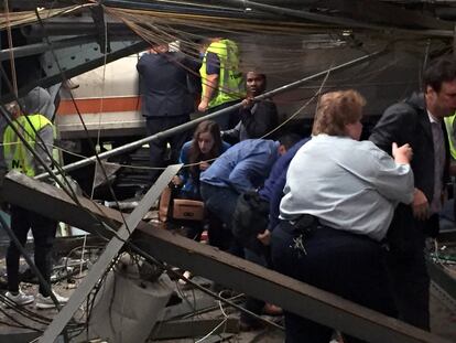 Pasajeros corren para ponerse tras el accidente en una estación de tren de Nueva Jersey.