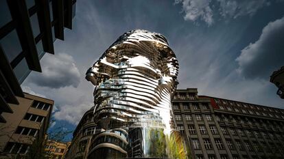 Escultura dedicada a Franc Kafka, obra de David Černý, en Praga (República Checa).