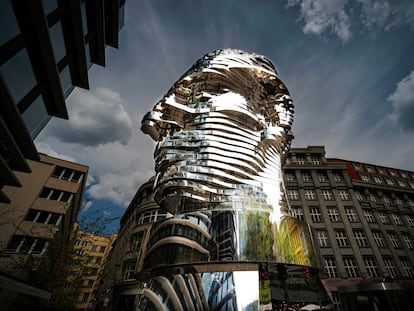 Escultura dedicada a Franc Kafka, obra de David Černý, en Praga (República Checa).