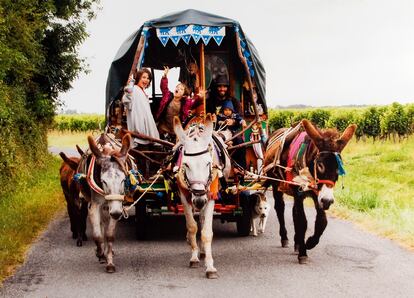 Jordi Piñol 'Skywalker' (derecha, con barba), junto a su pareja y sus hijos recorriendo Francia en un carromato tirado por burros en los primeros años 2000.  