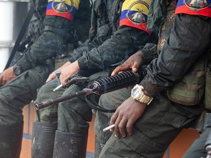 Integrantes de las FARC sostienen sus armas durante el anuncio de la apertura de las pláticas de paz, en Caquetá, el pasado 16 de abril.