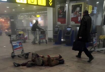 Imagen proporcionada por Radiodifusión Pública de Georgia. En la imagen, un hombre permanece herido en el suelo tras el atentado en el aeropuerto de Bruselas.