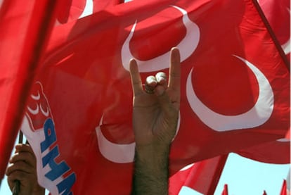 Partidarios de Devlet Bahçeli, líder del Partido Nacionalista Turco (MHP), durante una manifestación en 2007, haciendo el signo de la ultraderecha.