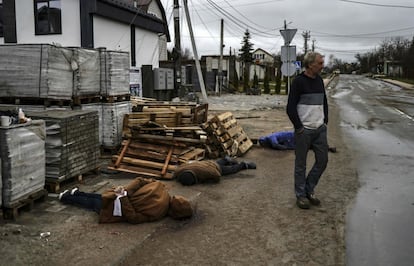 El plástico blanco que sus asesinos utilizaron para maniatar al hombre cuyos restos aparecen a la izquierda es probablemente el crespón blanco que los ucranios se colocan en el brazo para indicar que su portador es un civil. “Soy un civil, un civil, no disparéis”, gritó Oleg antes de que los rusos le dispararan en Bucha, según testimonios recogidos por este diario.