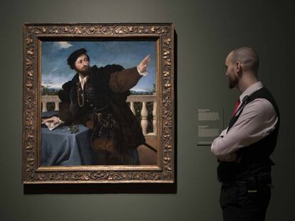 Un visitante observa 'Retrato de caballero, posiblemente Girolamo Rosati' (1533-34), de Lorenzo Lotto, en el Museo del Prado.