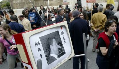 Concentraci&oacute;n de trabajadores de Canal 9 delante de la Generalitat, en 2004. 