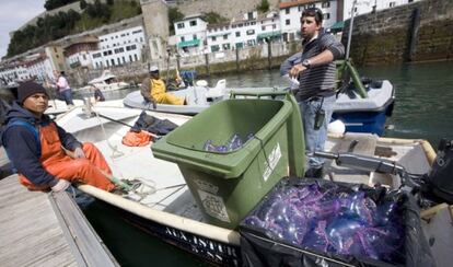 Dos de los encargados de recoger las medusas en la costa donostiarra.