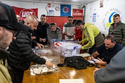 Recuento de los votos de los trabajadores de recogida de basura de Madrid en el parque de Vallecas.