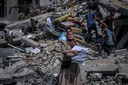 Varios palestinos buscan entre los escombros tras el ataque israelí en el barrio de Rimal (Gaza), el lunes.