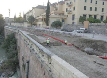 Trabajos en las proximidades del Guadalquivir, a su paso por Córdoba, para hacer la zona peatonal.