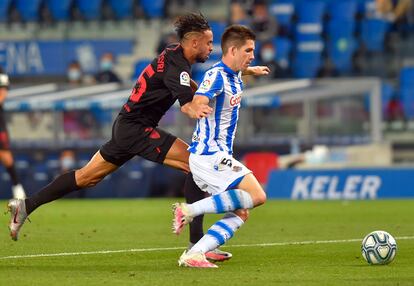 Zubeldia trata de marcharse de En-Nesyri durante el Real Sociedad-Sevilla disputado este jueves en Anoeta. / A. G. (AFP)