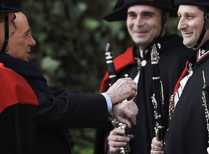 Berlusconi bromea con músicos de una banda de los <i>carabinieri</i> ofreciéndose a ser detenido mientras espera a Nicolas Sarkozy en Roma.