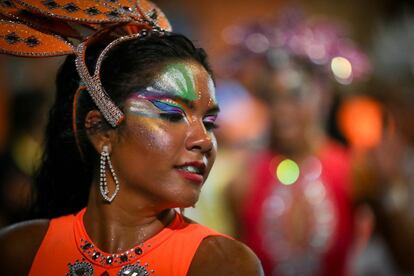 Una mujer baila durante el tradicional Desfile de Llamadas en Montevideo (Uruguay). A puro color, baile y candombe, Uruguay recibió con los brazos abiertos y ansias de reencuentro la marcha, momento más representativo del Carnaval, tras un año de ausencia por la covid-19.
