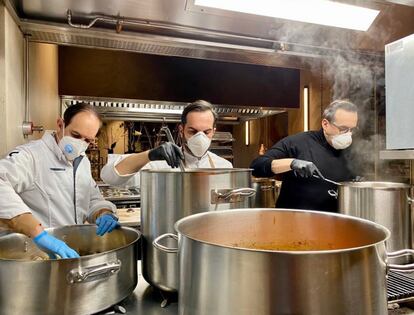 Rafael Sandoval y Mario Sandoval (en el centro) en la cocina de Coque preparando platos para familias necesitadas