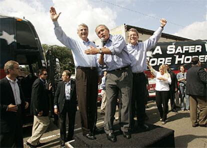 Bush (centro), junto a los senadores Zell Miller (izquierda) y Mike DeWine, en un mitin en Ironton (Ohio).