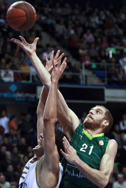 Zoric y Mirotic pelean por un rebote.