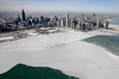El Lago Michigan helado, durante una helada que llegó a mínimos de -20 grados el 31 de enero de 2019, en Chicago, Illinois, EE.UU. 