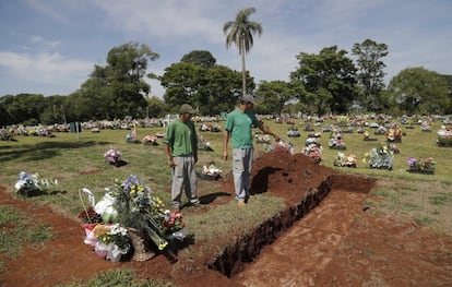 Funcionários do cemitério de Chapecó preparam os túmulos para receber as vítimas do acidente.