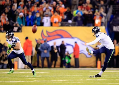 Steven Hauschka, de Seattle, chuta a bola