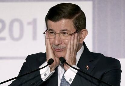 El primer ministro turco, Ahmet Davutoglu, durante el lanzamiento de Women-20 ayer en Ankara