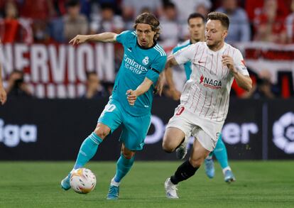 Modric conduce el balón ante Rakitic durante el Sevilla-Madrid de este domingo.