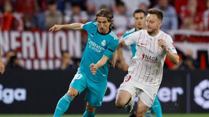 Modric conduce el balón ante Rakitic durante el Sevilla-Madrid de este domingo.