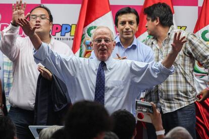 Pedro Pablo Kuczynski habla a sus seguidores durante el domingo-