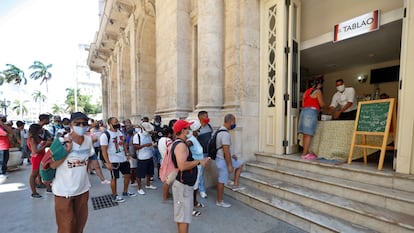 Cidadãos fazem fila em uma lanchonete de Havana, no último sábado.