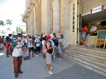 Ciudadanos hacen fila para comprar en una cafetería este sábado, en La Habana (Cuba).