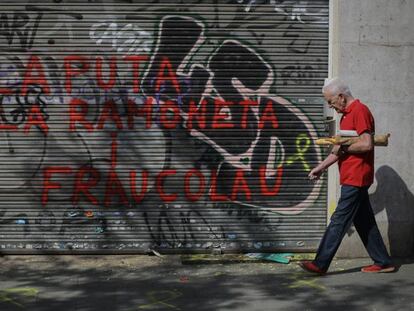 Pintada en la persiana de la sede de Barcelona en Comú contra la alcaldesa Ada Colau