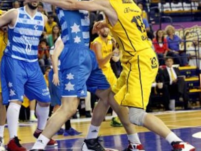 Nelson pierde el balón ante el alero del Lagun Aro Daniel Díez.